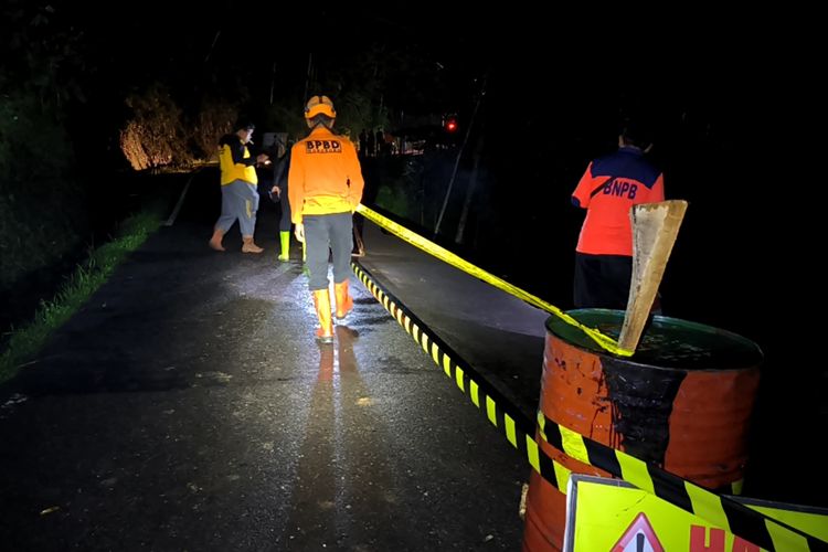 Hujan Deras, Jalan Provinsi di Wonosobo Ambles Sepanjang 30 Meter