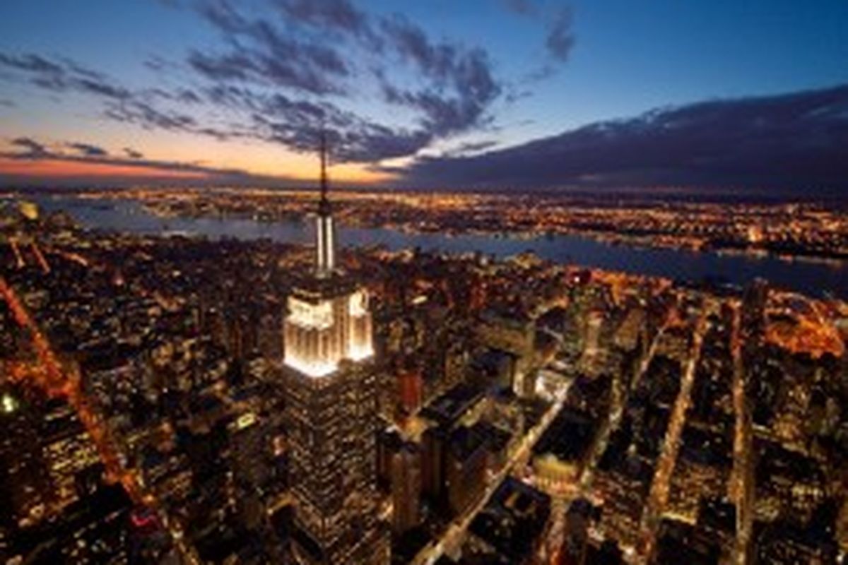 Empire State Building, pencakar langit bersejarah di Amerika Serikat, menarik minat investor. Gedung ini ditaksir senilai 2,1 miliar dollar AS.