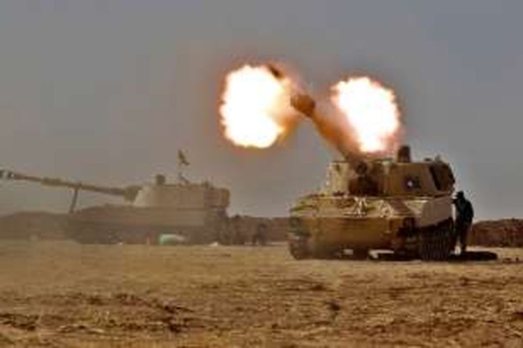 Kendaraan tempur M109 self-propelled howitzer milik pasukan Irak, menembak pasukan ISIS di desa Tall al-Tibah, sekitar 30 kilometer selatan kota Mosul, 19 Oktober 2016. Pada 17 Oktober lalu, PM Haider al-Abadi mengumumkan dimulainya operasi militer besar-besaran untuk merebut Mosul, kota terbesar Irak sekaligus basis terakhir ISIS di negeri itu.