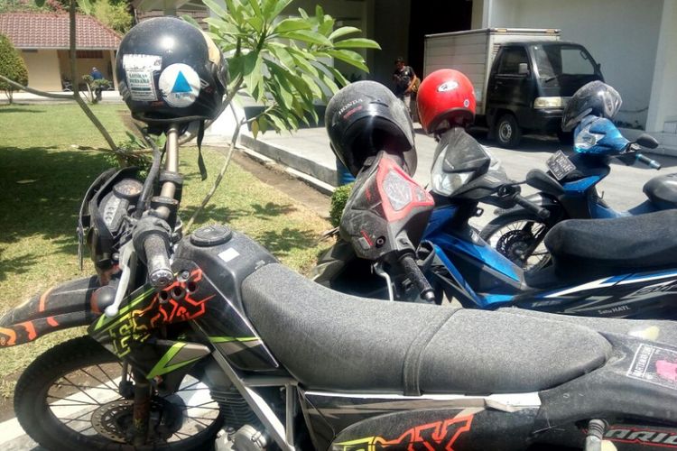 Abu letusan freatik gunung Merapi menutup motor yang terparkir di kantor BPPTKG Yogyakarta.