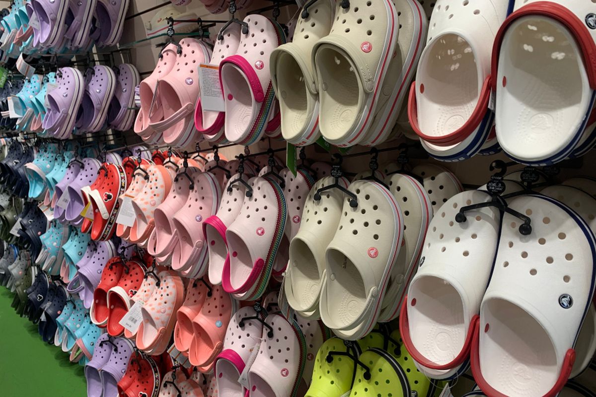 Koleksi Crocs di sebuah toko di Manhattan, New York, Amerika Serikat. 