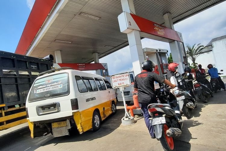 Warga pengguna kendaraan motor dan mobil angkutan umum sedang mengisi bahan bakar subsidi Pertalite di salah satu SPBU Jalan Ir H Djuanda Kota Tasikmalaya, Jawa Barat, Rabu (29/6/2022).