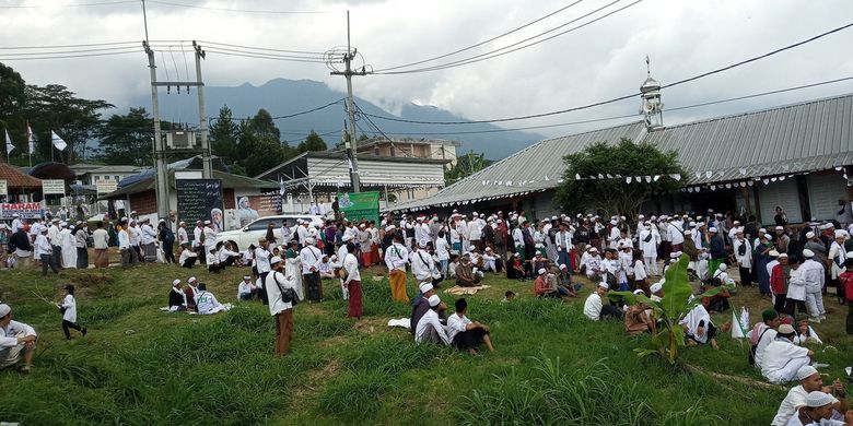 Kawasan Puncak Bogor Jawa Barat dipadati jemaah simpatisan dari Front Pembela Islam (FPI) dalam menyambut kedatangan Rizieq Syihab pada Jumat (13/11/2020).