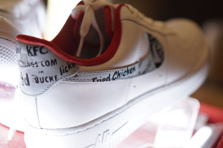 Salah satu kreasi custom Never Too Lavish untuk sneaker Nike Air Force 1 hasil kolaborasi dengan restoran cepat saji KFC, yang dipamerkan di KFC Kemang, Jakarta, Jumat sore (11/10/2019).