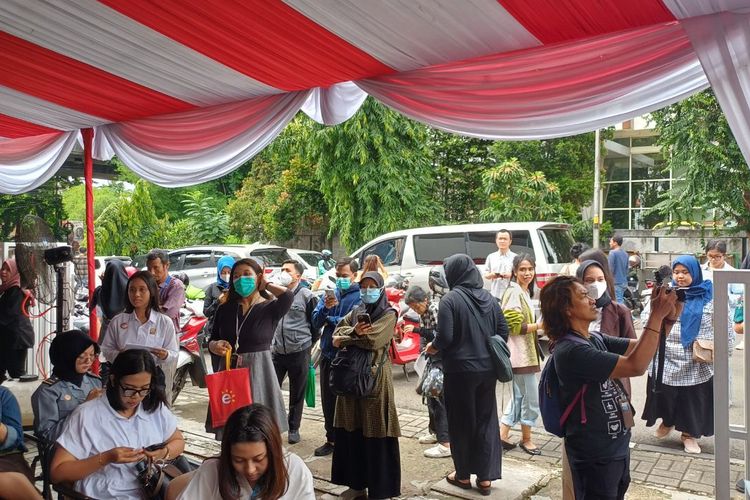 Penampakan warga yang mengantre hingga luar Gedung Komisi Pemilihan Umum (KPU) Kota Jakarta Selatan yang hendak melakukan pindah memilih, hari ini, Senin (15/1/2024).