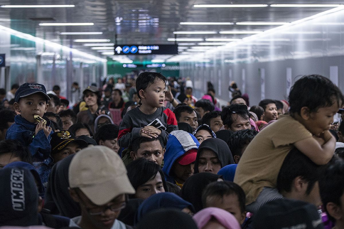 Warga mengantri untuk menaiki kereta MRT di Stasiun MRT Bundaran HI, Jakarta, Minggu (24/3/2019). Moda Raya Terpadu (MRT) Jakarta Fase 1 dengan rute Bundaran HI - Lebak Bulus resmi beroperasi sejak diresmikan oleh Presiden Jokowi, Minggu hari ini.