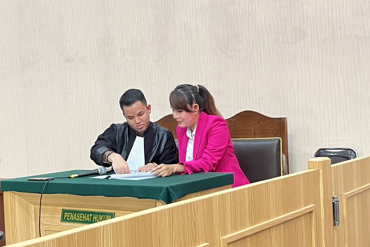 Isa Zega saat melihat berkas tuntutannya di Pengadilan Negeri Kepanjen, Rabu (30/4/2025).