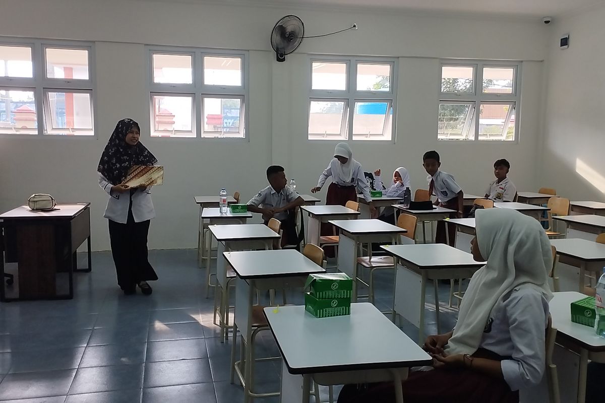 Seorang guru sedang memberikan arahan kepada siswa-siswi Sekolah Rakyat Menengah Pertama (SRMP) 2 di Kota Medan, Sumatera Utara, Senin (14/7/2025).