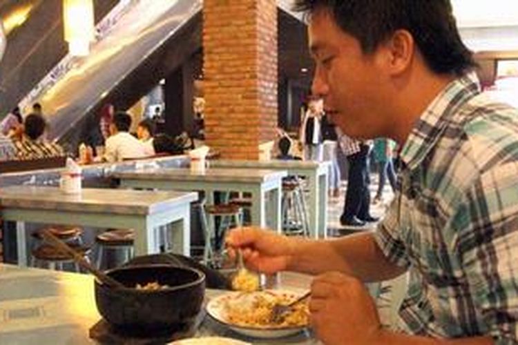 Pelanggan sedang menikmati nasi tus-tus.
