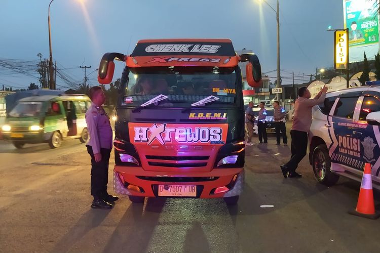 Polisi antarkan pulang korban kecelakaan mikrobus di Bandung Barat yang selamat, Kamis (27/4/2023).