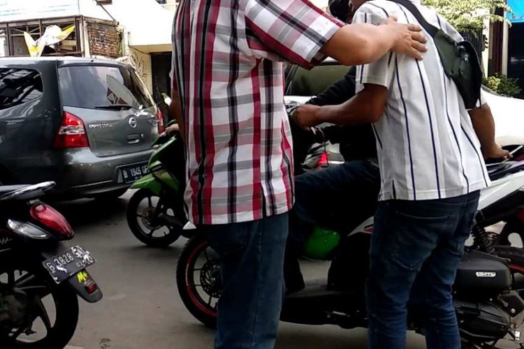 Calo tilang menawarkan jasa di depan Pengadilan Negeri Jakarta Selatan, Jumat (10/11/2017).