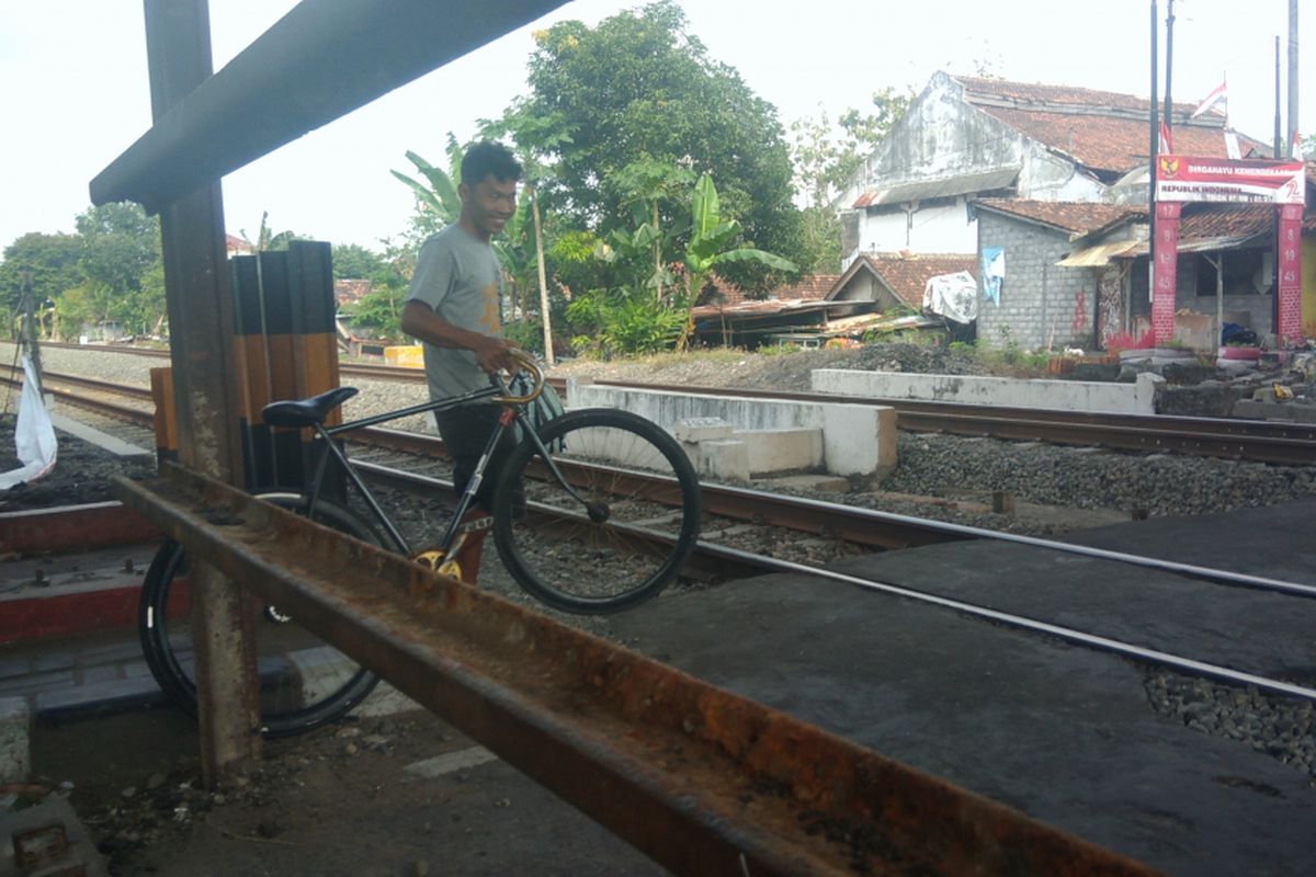 Seorang warga Melintas di perlintasan Sebidang Janti, Yogyakarta.