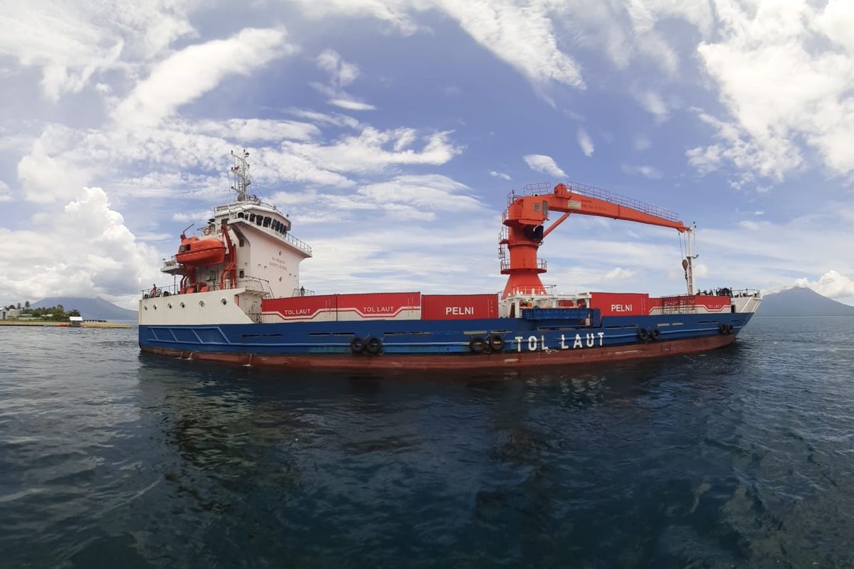 Penampakan Tol Laut. Tol Laut merupakan program nasional Presiden Joko Widodo yang dilatarbelakangi adanya disparitas harga yang cukup tinggi antara wilayah barat dan timur. tol laut merupakan penyelenggaraan angkutan laut secara tetap dan teratur yang menghubungkan pelabuhan-pelabuhan hub disertai feeder dari Sumatera hingga ke Papua dengan menggunakan kapal-kapal berukuran besar sehingga diperoleh manfaat ekonomisnya.