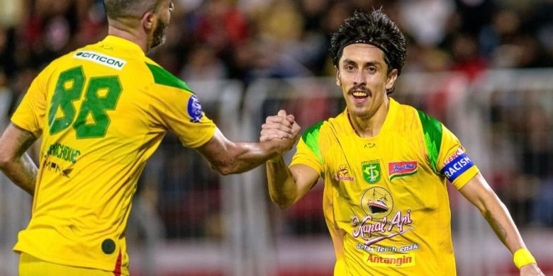 Pemain Persebaya Francisco Rivera selebrasi usai menjebol gawang Malut United pada laga pekan ke-29 Super League 2025-2026 yang berakhir dengan skor 0-2 di Stadion Gelora Kie Raha Ternate, Kamis (23/4/2026) malam.