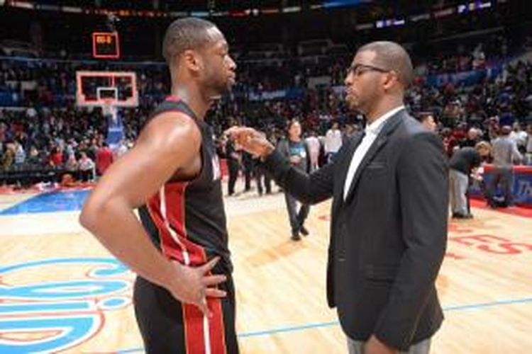 Pemain Miami Heat Dwyane Wade (kiri) berbicara dengan pemain Los Angeles Clippers Chris Paul, setelah pertandingan di Staples Center, 5 Februari 2014.