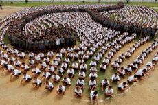 Ribuan Napi Thailand Bentuk Angka 9 untuk Hormati Bhumibol