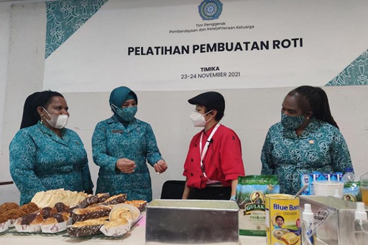 Ketua TP PKK gelar pelatihan pembuatan roti di Timika, Papua, Selasa (23/11/2021).