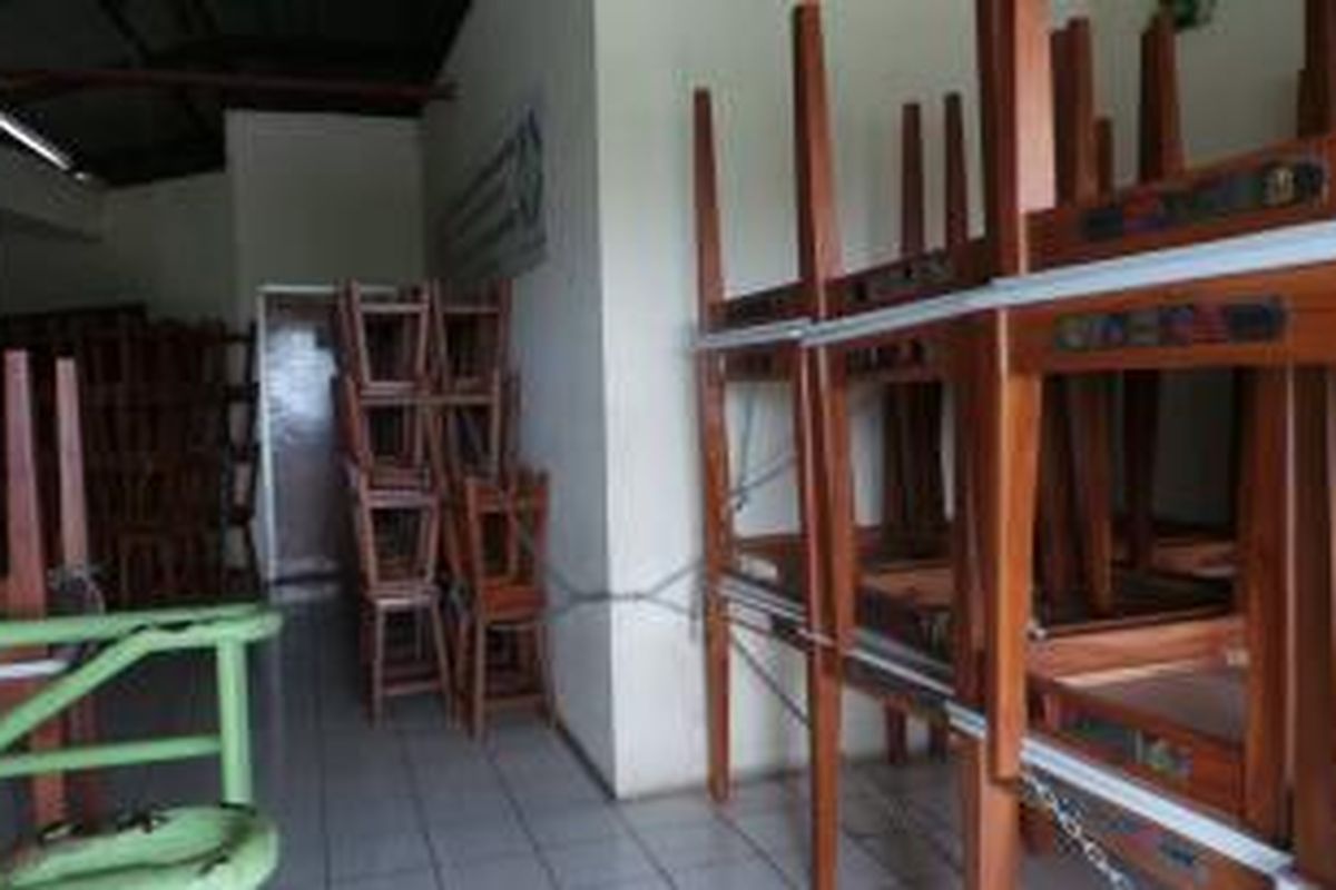 Tumpukan kursi dan meja bantuan Bank Indonesia tampak di depan kantor pengelola pasar blok G Tanah Abang, Jakarta Pusat. Ratusan kursi dan meja itu rencananya akan dipergunakan untuk kebutuhan foodcourt.