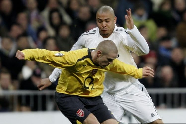 Mantan bek Arsenal, Philippe Senderos, saat berusaha menghentikan pergerakan Ronaldo Nazario di babak 16 besar Liga Champions 2005-2006.