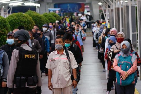 Fenomena Antrean Mengular Penumpang KRL di Stasiun, Ini Langkah KAI