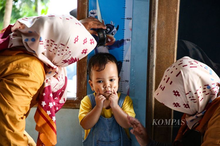 Kader posyandu mengukur tinggi badan seorang anak di Posyandu Mawar, Larangan Selatan, Larangan, Kota Tangerang, Banten. 