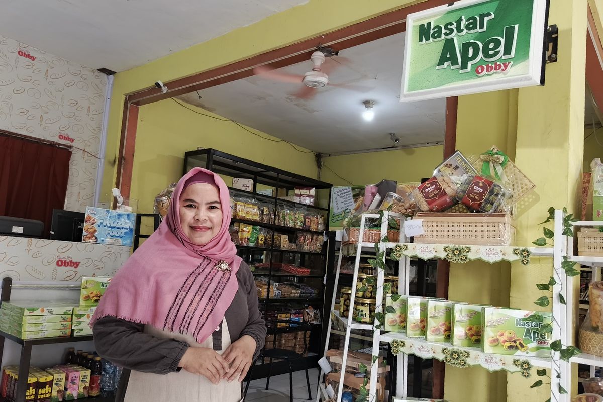 Robiatun Hasanah, pemilik Toko Kue Obby sekaligus pencetus inovasi baru dari Kota Batu, Nastar Apel.