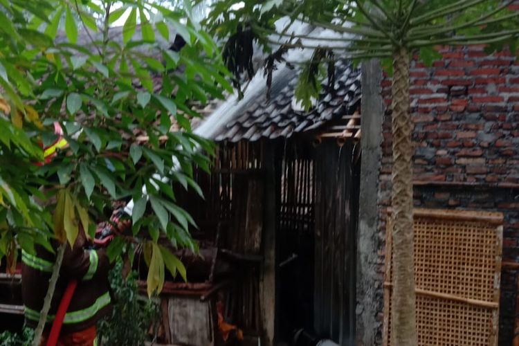 Kebakaran yang menghanguskan oven Porang milik warga Kecamatan Bener Kabupaten Purworejo diperkirakan mengalami kerugian materil hingga 50 juta rupiah