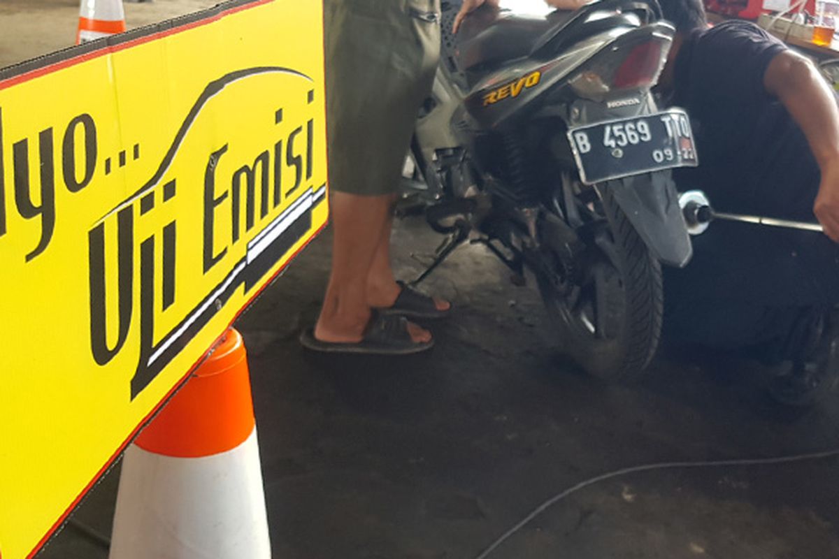 Uji Emisi Kendaraan Bermotor di Kantor DLH Jakarta