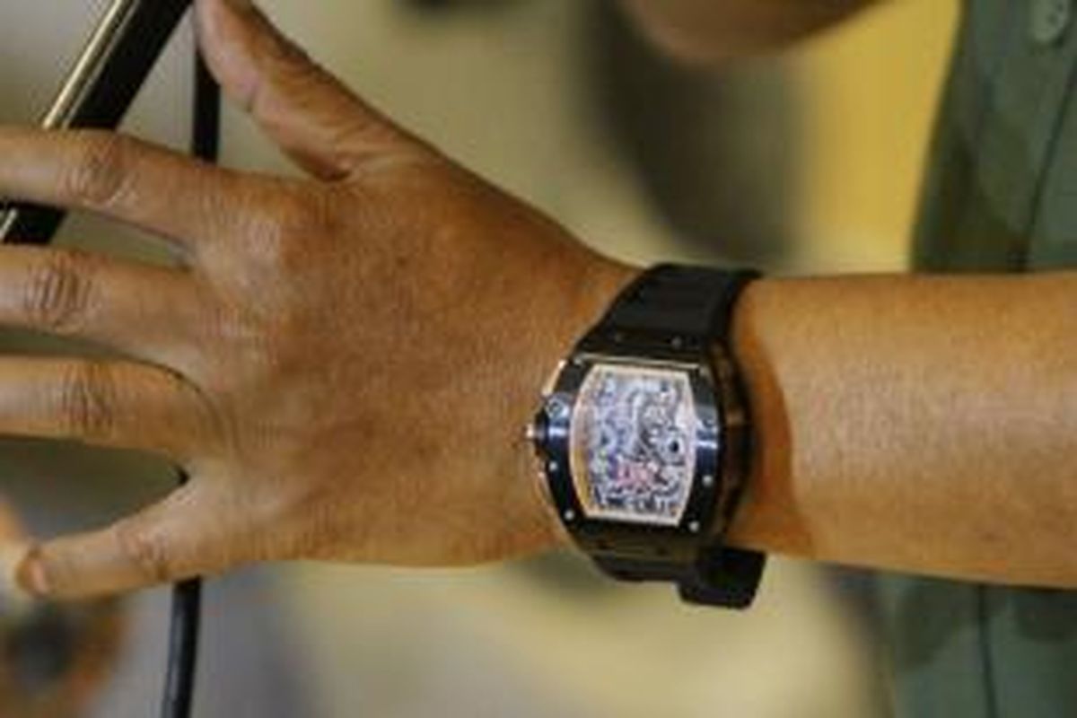 Jam tangan palsu dari merek ternama yang dipakai Panglima TNI Jenderal Moeldoko dibeli seharga Rp 5 juta.