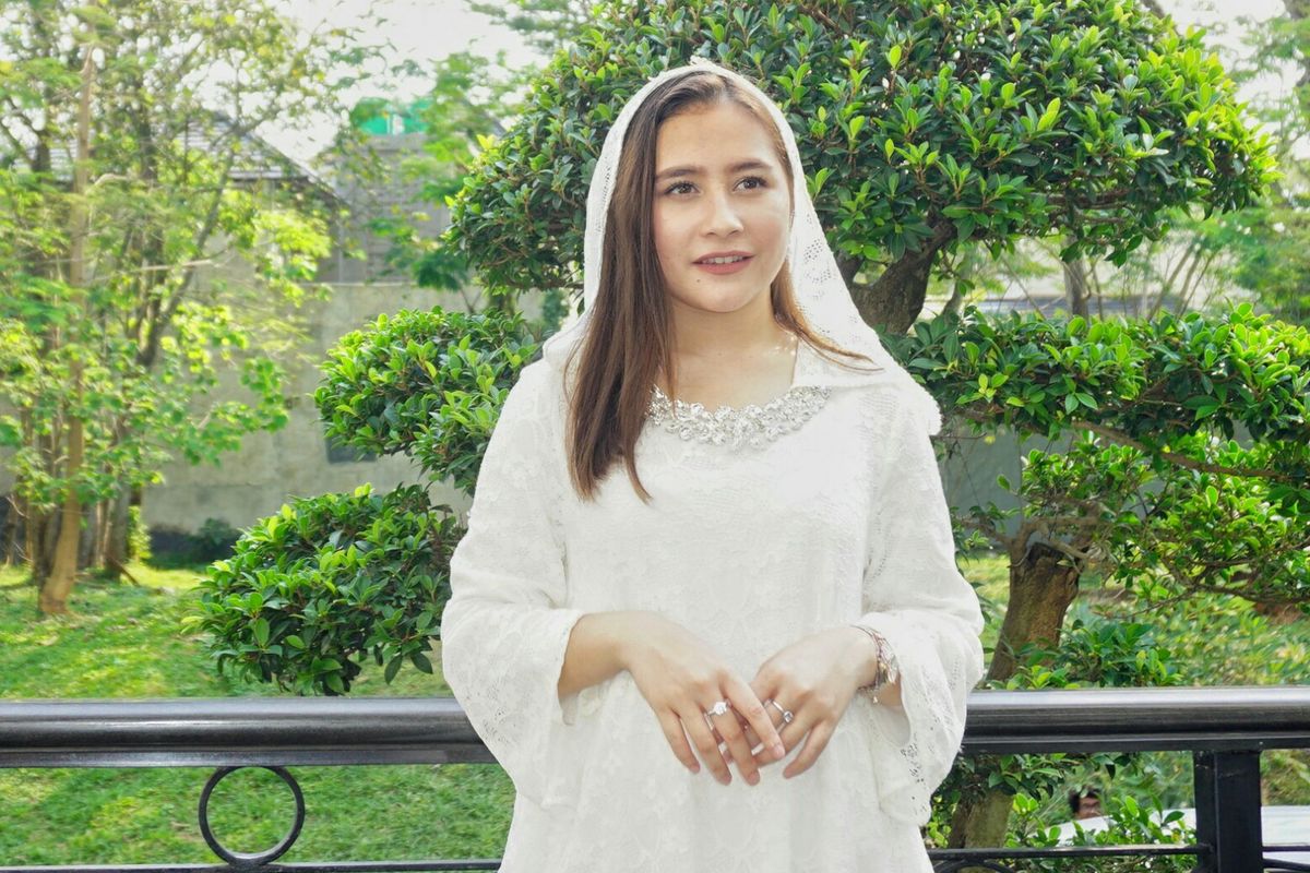 Artis peran Prilly Latuconsina saat diabadikan di kediaman sang Opa di kawasan BSD, Tangerang, Banten, Rabu (5/6/2019).