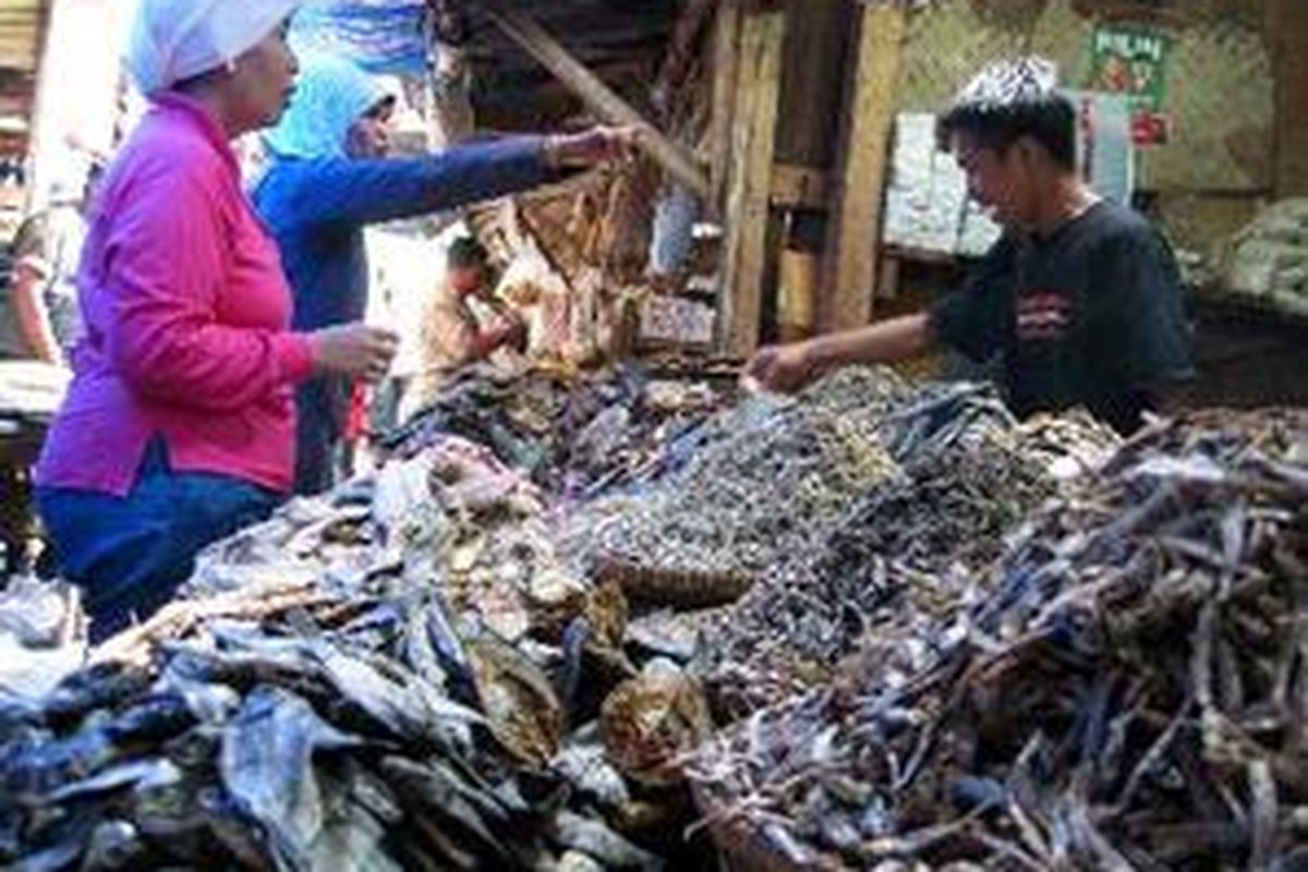 Pemberitaan tentang ikan berformalin akhir tahun lalu membuat omzet para pedagang di Pasar Rebo, Kabupaten Purwakarta, Jawa Barat, menurun hingga 50 persen.