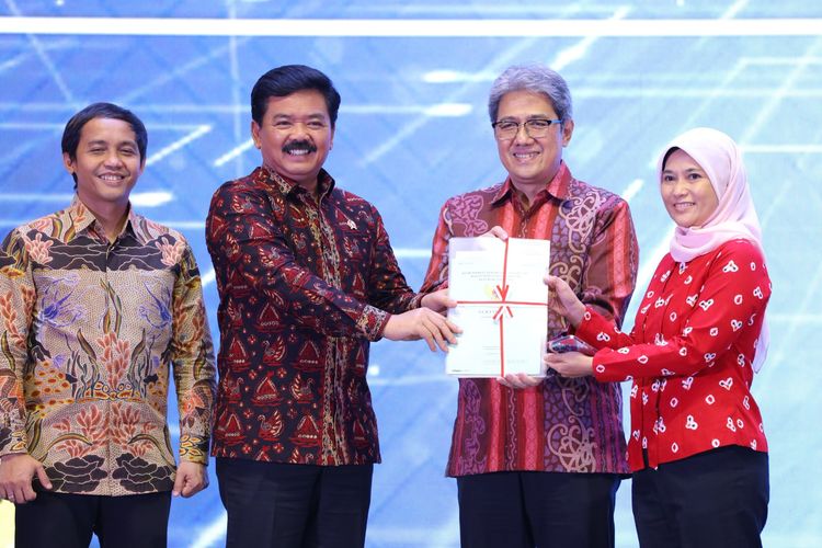 Menteri ATR/Kepala BPN Hadi Tjahjanto menyerahkan sertifikat tanah kepada Wakil Kepala Otorita IKN Dhony Rahajoe di Samarinda, Kalimantan Timur, Kamis (3/8/2023).