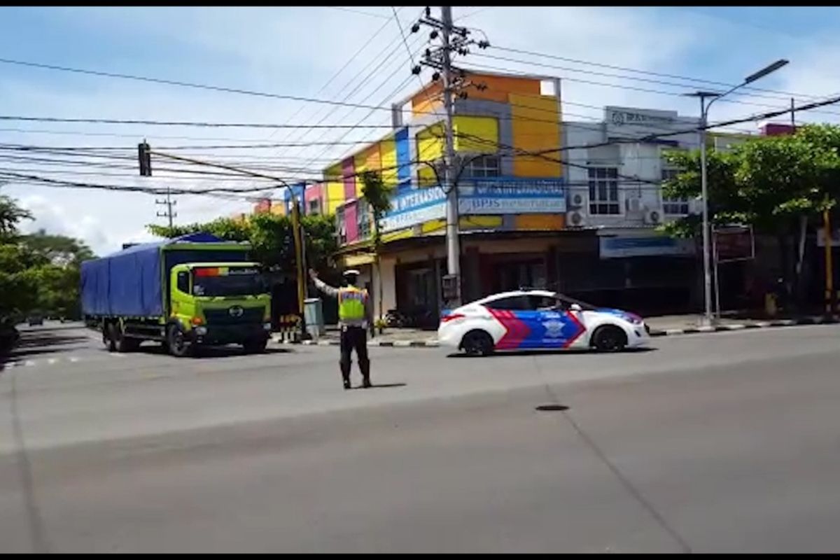 Mobil Patroli pengawal satlantas Polres Trenggalek, melakukan pengawalan terhadap truk sembako dan melintas di jalur protokol (14/04/2020).
