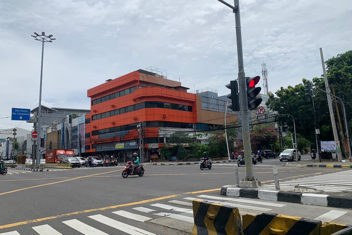 Perempatan Jalan Balikpapan dan Jalan Suryopranoto, Gambir, Jakarta Pusat, tetap dijaga polisi lalu lintas meski saat ini Polda Metro Jaya telah menyetop tilang manual, Kamis (27/10/2022). 