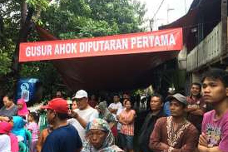 Ada hiasan menarik saat bakal cagub DKI Jakarta, Anies Baswedan, blusukan di Kampung Kerapu, Ancol, Pademangan, Jakarta Utara, Minggu (23/10/2016). Hiasan itu berupa spanduk bertuliskan 