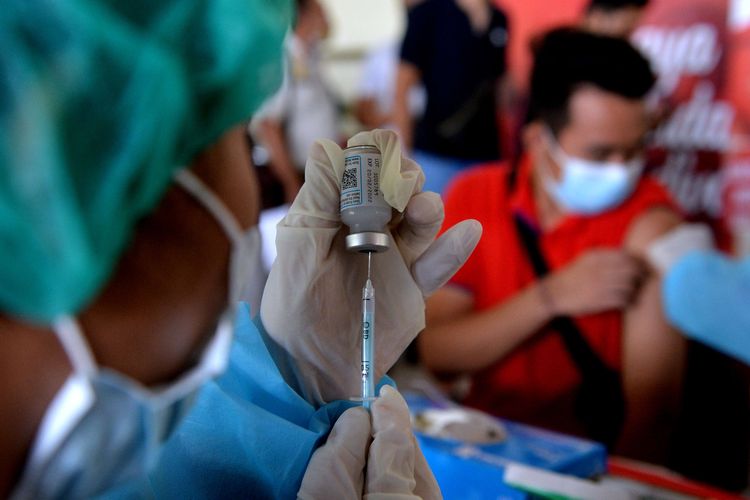 Petugas kesehatan menyiapkan vaksin Covid-19 dosis ketiga yang akan disuntikkan kepada warga saat pelaksanaan vaksinasi booster di Denpasar, Bali, Rabu (12/1/2022). Pemprov Bali memulai pelaksanaan vaksinasi Covid-19 booster secara gratis yang menyasar sekitar 3,4 juta orang secara bertahap.