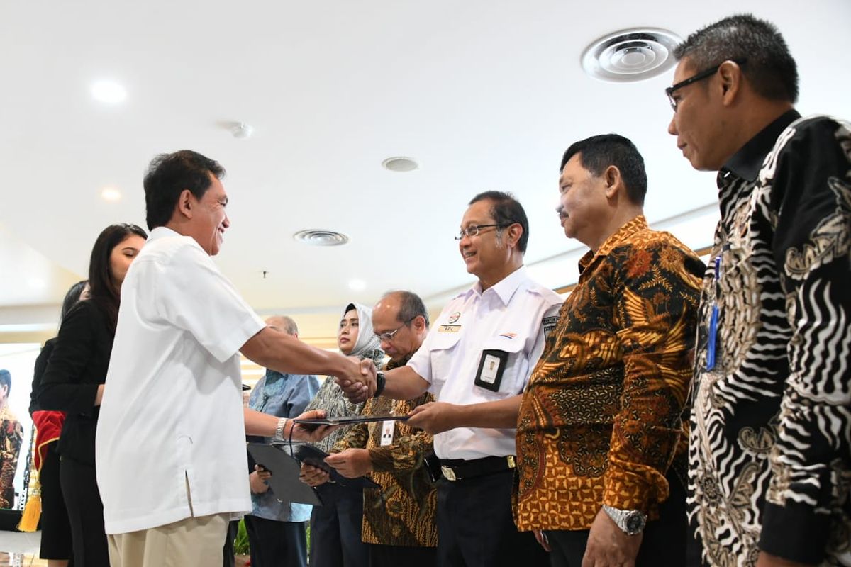 Penyerahan SK Kepala BPH Migas kepada badan usaha penerima penugasan dan gubernur seluruh Indonesia, di Gedung BPH Migas, Senin (30/12/2019).