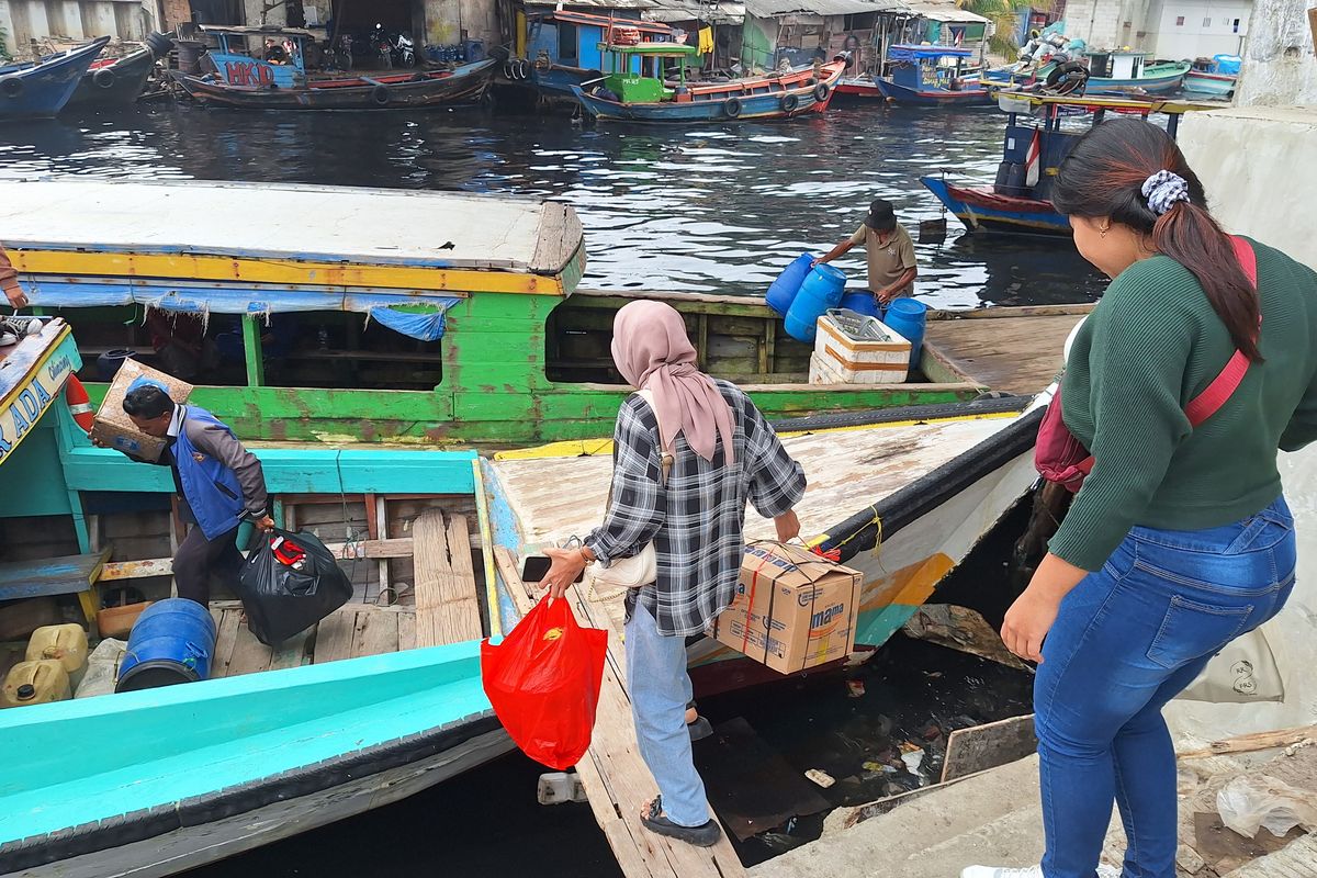 Sejumlah pemudik milih naik perahu dari Dermaga Nelayan Clincing Jakut untuk terhindar dari kemacetan dan biayanya lebih murah