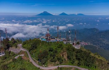 Panorama yang memikat dari puncak Gunung Telomoyo.