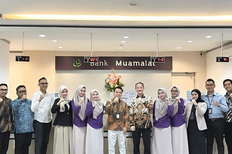 Keterangan foto: (Tengah kanan) Albertus Wiroyo, Presiden Direktur Sun Life Indonesia, saat kunjungan ke salah satu cabang Bank Muamalat. Kemitraan strategis antara Sun Life dan Bank Muamalat mencerminkan sinergi yang kuat dalam mendorong pertumbuhan industri keuangan syariah di Indonesia.