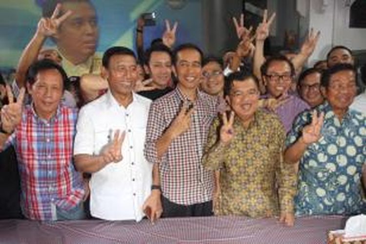 Pasangan capres Joko Widodo dan Jusuf Kalla bersama Ketua Umum PKPI, Sutiyoso, dan Ketua Umum Partai Hanura, Wiranto menunjukkan salam dua jari usai memberikan keterangan pers di kediaman Ketua Umum PDIP Megawati Soekarnoputri, di Jakarta, Rabu (9/7/2014).