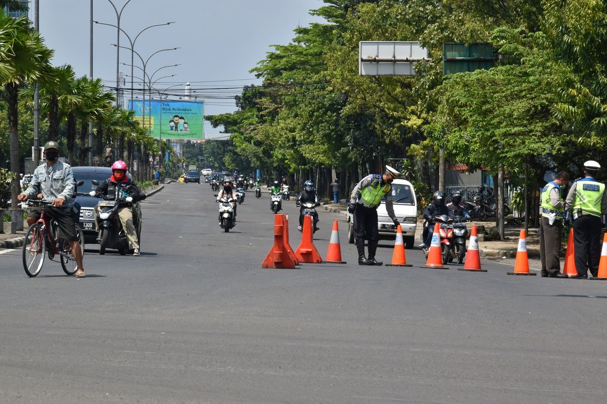 Satlantas Polrestabes Bandung tengah melakukan penutupan jalan Buah Batu Kota Bandung, Rabu (29/4/2020). Penutupan yang merupakan hasil evaluasi Pembatasan Sosial Berskala Besar (PSBB) ini diharapkan dapat menekan aktivitas warga selama PSBB ini.