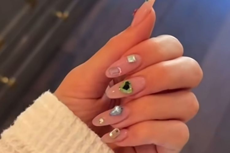 Gem Nails, Tren Kuku Bling-Bling ala 2000-an Kembali Populer