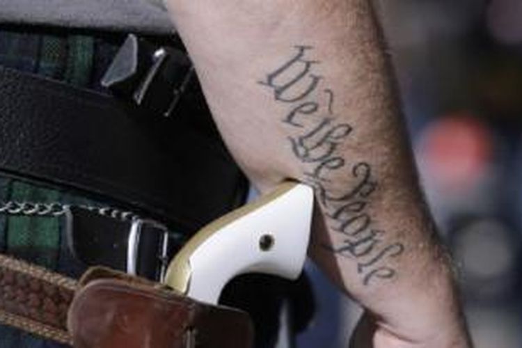 Negara bagian Texas, Amerika Serikat, hari Jumat (2/1), merayakan undang-undang barunya yang mengizinkan orang membawa senjata api secara terbuka.


