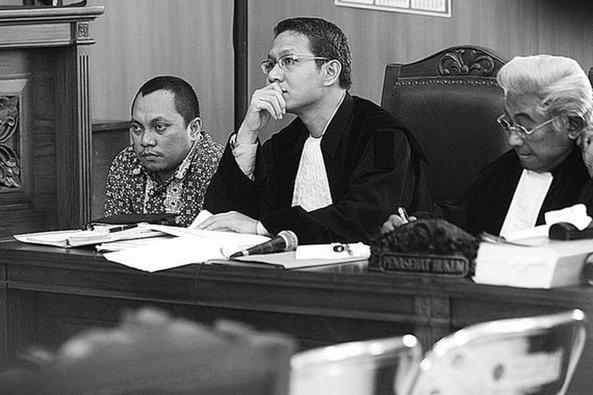 Tersangka kasus mafia pajak, Gayus Halomoan Tambunan (kiri), mengikuti sidang di Pengadilan Negeri Jakarta Selatan, Senin (15/11), didampingi pengacaranya, Adnan Buyung Nasution (kanan). Mantan pegawai pajak golongan IIIA tersebut mengaku pergi ke Bali.