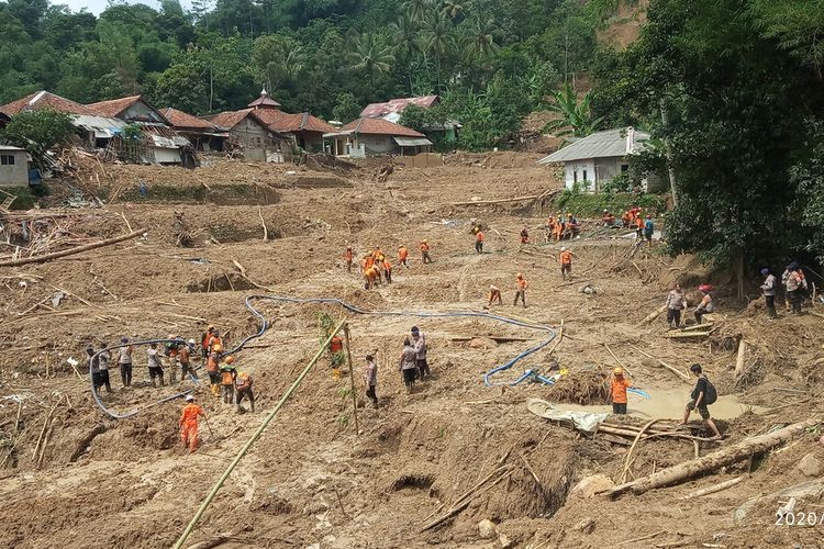 Sejumlah petugas gabungan menyisir lokasi korban hilang akibat tertimbun tanah longsor di Kampung Sinar Harapan, Desa Harkat Jaya, Kecamatan Sukajaya, Kabupaten Bogor, Jawa Barat, Rabu (8/1/2020).