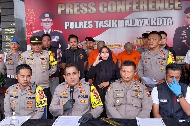 Kepala Polresta Tasikmalaya, Jawa Barat, AKBP Sy Zaenal Abidin menunjukkan kedua pencuri spesialis congkel jendela di wilayah Kota Tasikmalaya di kantornya, Rabu (2/11/2023).