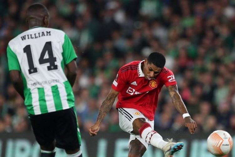 Penyerang Man United, Marcus Rashford, mencetak gol ke gawang Real Betis dalam leg kedua babak 16 besar Liga Europa di Stadion Benito Villamarin, Jumat (17/3/2023) dini hari WIB. Rashford kini melewati catatan gol Cristiano Ronaldo saat berseragam Man United di kompetisi Eropa. 