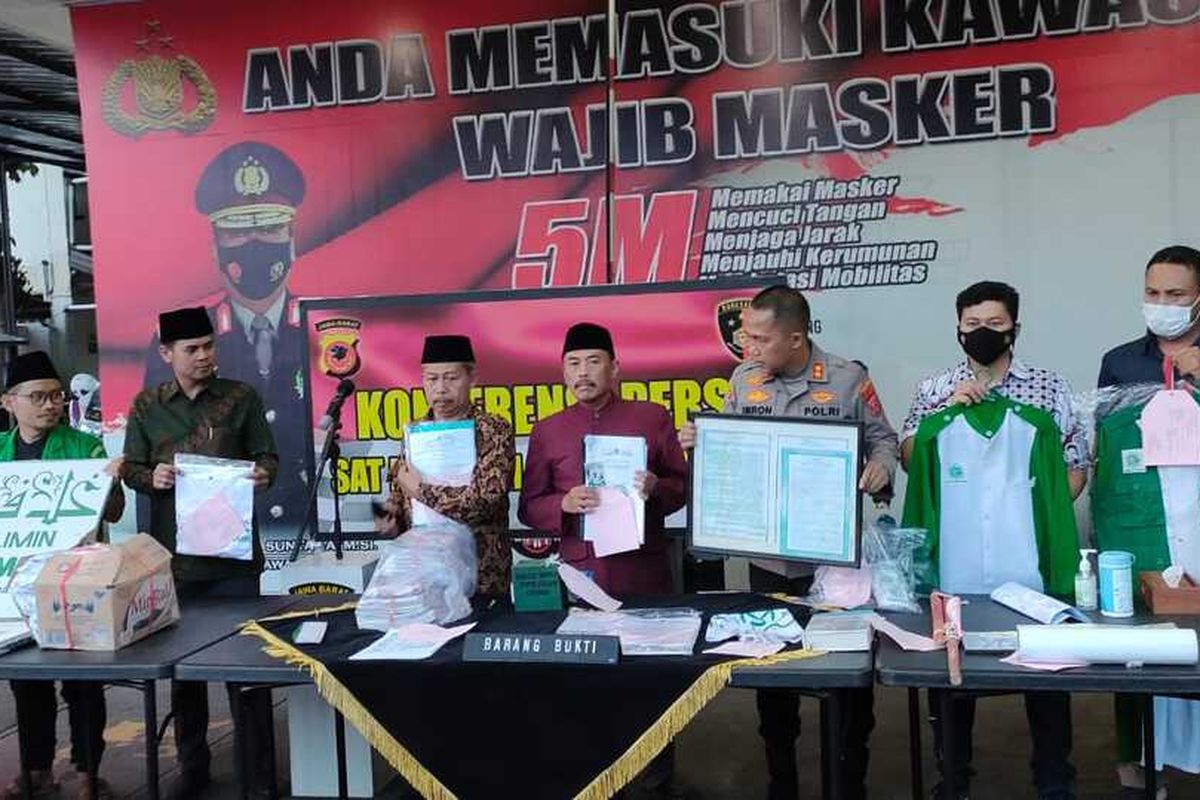 Polisi menggelar ungkap kasus Khilatlfatul Muslimin di Mapolres Cimahi, Senin (10/6/2022).