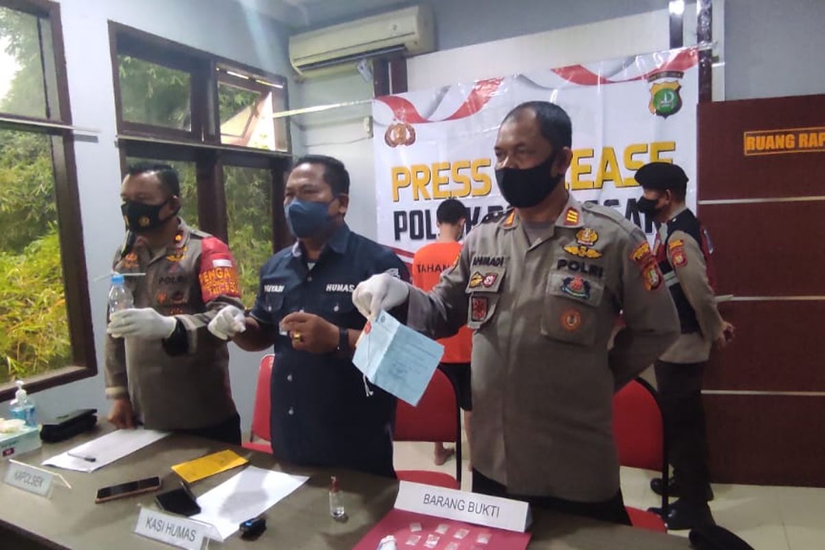 Kasie Humas Polres Metro Depok, Kompol Supriyadi dan Kapolsek Bojongsari Kompol M Syahronny di Polsek Bojongsari saat konferensi pers terkait pengungkapan kasus narkoba, Kamis (17/3/2022).